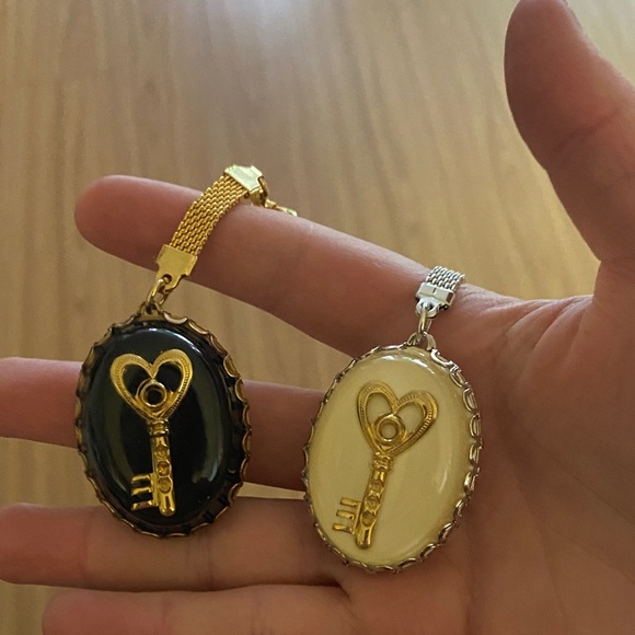 Vintage Dog Cameo Keychains - Picture 2 of 2